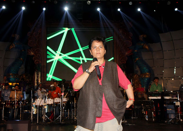 Falguni Pathak brings <i>dandiya</i> fervour to <i>KBC 6</i>