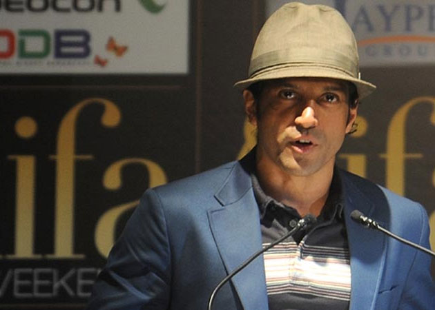 Farhan Akhtar calls out for proper sanitation in trains