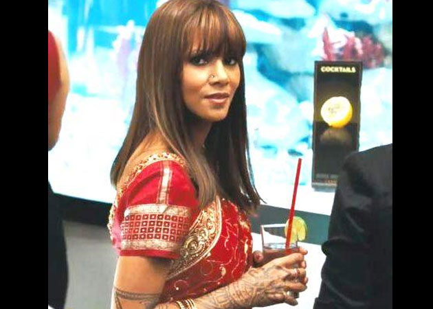 Pulled off wearing sari in <i>Cloud Atlas</i> nicely: Halle Berry