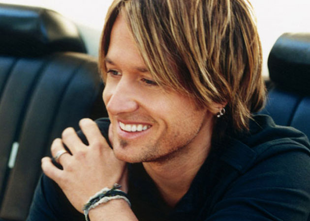Keith Urban caught between Mariah Carey and Nicki Minaj