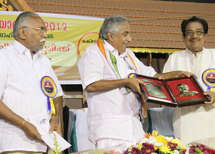 Kerala Chief Minister confers Vallathol <i>Puraskar</i> on lyricist Yousuf Kecheri