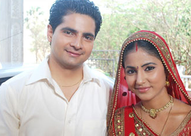 I've to distance myself from my character: Karan Mehra