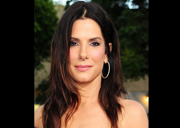 Sandra Bullock strips for TV comedy