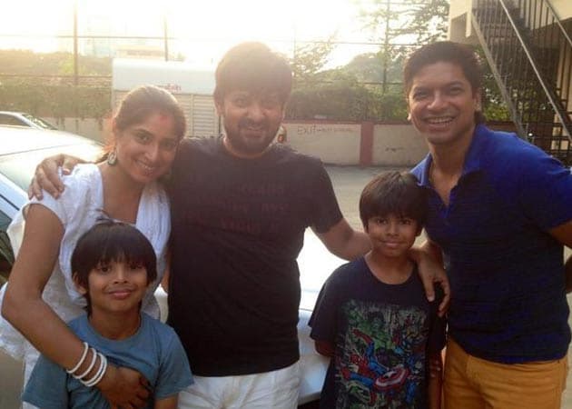Shaan sings with sons for Himmatwala remake 