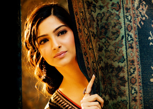 Varanasi' <i>Ganga aarti</i> charms Sonam Kapoor