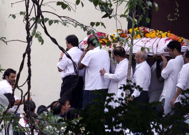 Director Yash Chopra cremated in Mumbai