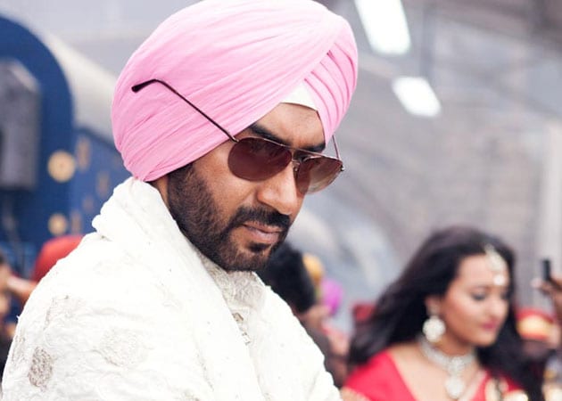 Ajay Devgn gifts gold chain to fan