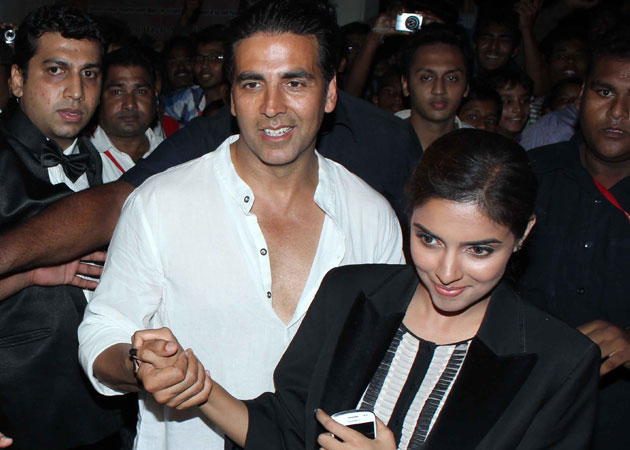 Akshay Kumar comes to Asin's rescue