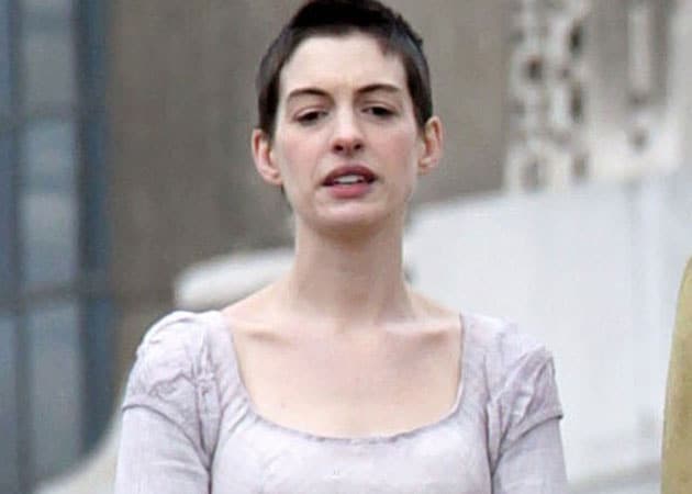 Anne Hathaway postpones wedding due to short hair