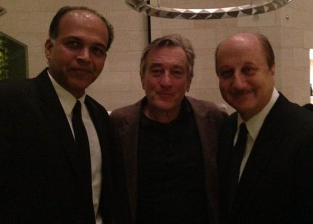   Anupam Kher bonds with Robert De Niro at Silver Linings Playbook premiere