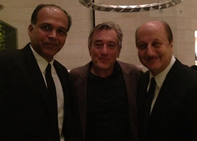   Anupam Kher bonds with Robert De Niro at Silver Linings Playbook premiere