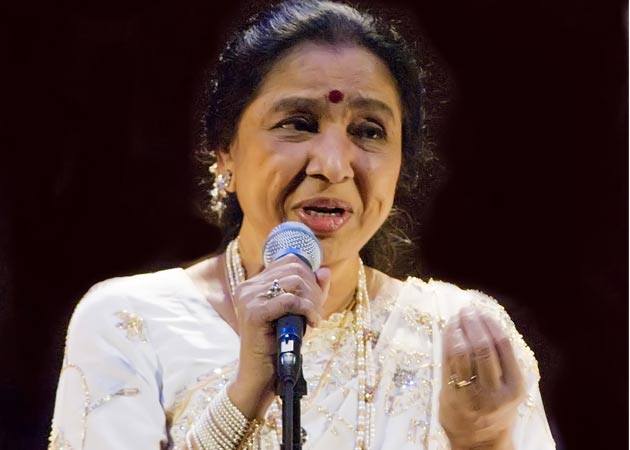 I spent my first Rs 100 eating <i>batatavada</i> with my husband: Asha Bhosle