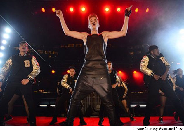 Justin Bieber booed in native Canada by football fans
