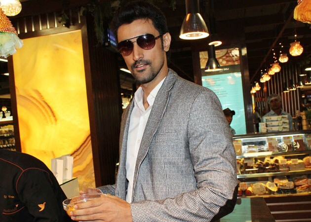 Kunal Kapoor mobbed by female fans in Chandigarh