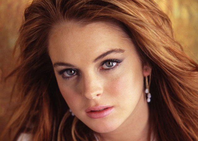 Lindsay Lohan calls new half-sister situation a "circus"