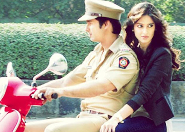 Shahid Kapoor plays carrom between takes on film set