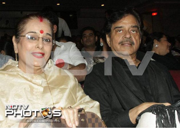 Shatrughan Sinha's wife Poonam performs Chhath 