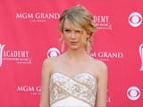 Never make the guy your world, says Taylor Swift