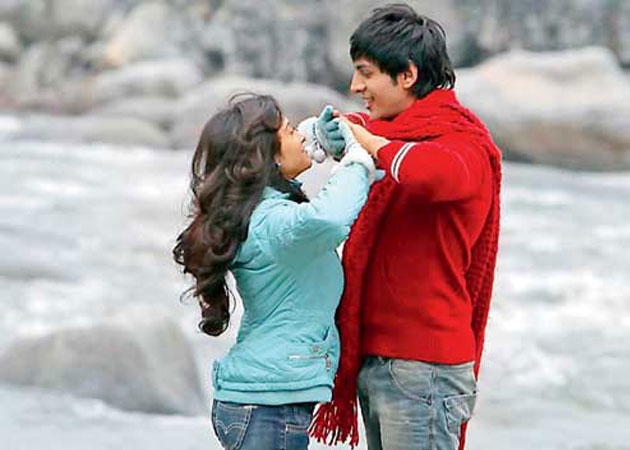 <i>Pyaar Ka Punchnama'</i>s Kartik Tiwari, Nushrat Bharucha rough it out in snow