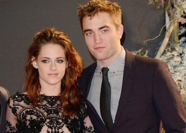 Kristen Stewart, Robert Pattinson host a Christmas tree decorating party 