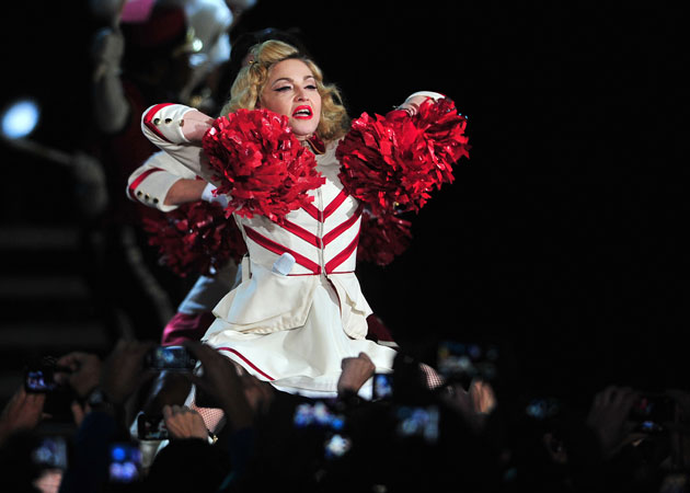 Madonna lashes out at smoking fans in Chile