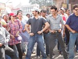 Salman Khan makes crew dance to <i>Dabangg</i> title song