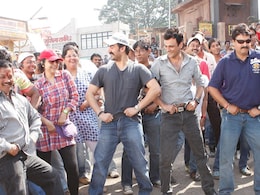 Salman Khan makes crew dance to <i>Dabangg</i> title song Salman Khan makes crew dance to <i>Dabangg</i> title song