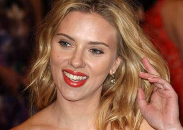 Scarlett Johansson spotted kissing French boyfriend