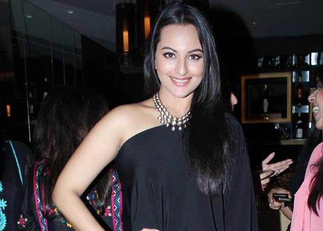 Sonakshi Sinha starts filming <i>Thupakki</i> remake