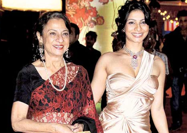 Tanishaa Mukherji gets a sparkling gift from mom Tanuja 