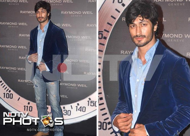 Vidyut Jamwal helps <i>Commando</i> team on sets
