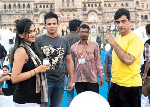 Family affair on Masti 2 sets with Riteish and Genelia, Vivek and Priyanka