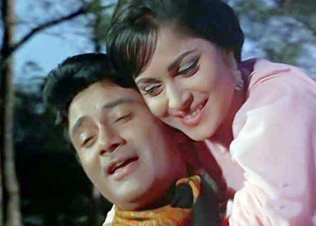 Waheeda Rehman breaks into tears unveiling Dev Anand's statue