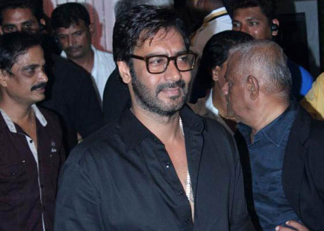 Ajay Devgn on dancing spree, continues with <I>Taki o taki</i> 