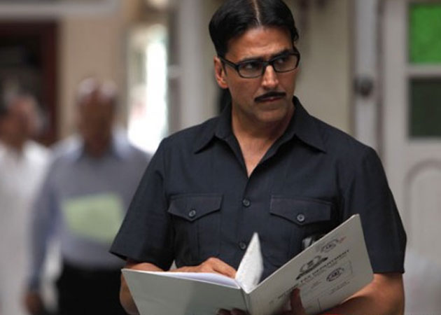 Akshay Kumar makes <i>Special Chabbis</i> unit get a vintage briefcase for him