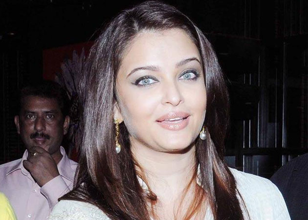Aishwarya unveils Filmfare's special trophy for centenary year