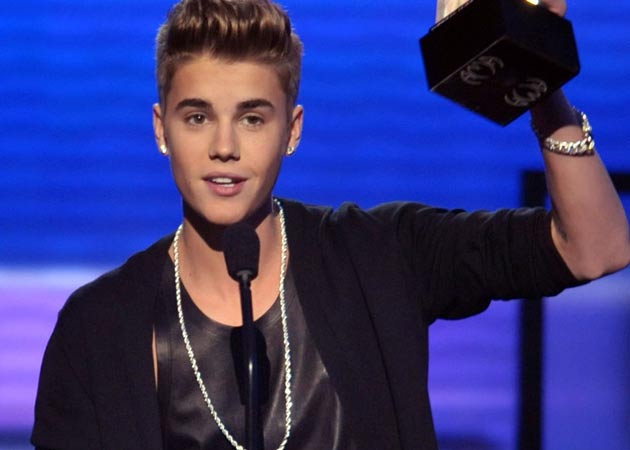 Justin Bieber prays for photographer who died shooting his car