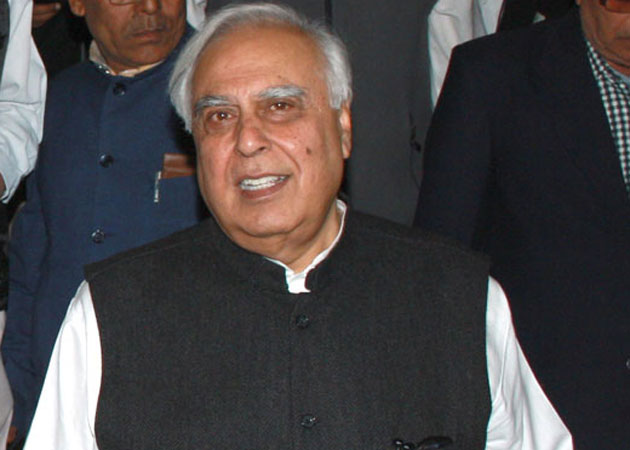 Kapil Sibal pens 'luvvy-duvvy' song for <i>Bandook</i>