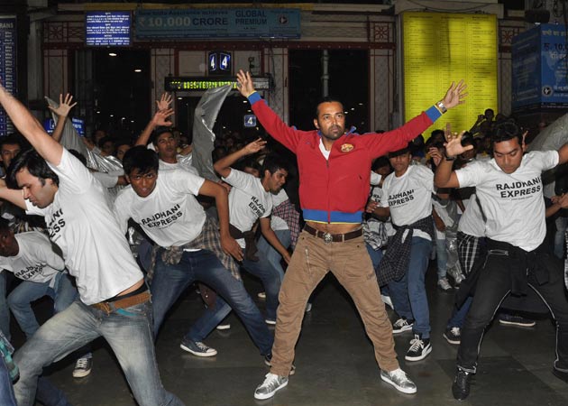 Leander Paes joins flash mob to promote debut film <i>Rajdhani Express</i>