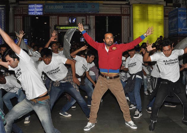 Leander Paes joins flash mob to promote debut film <i>Rajdhani Express</i> 