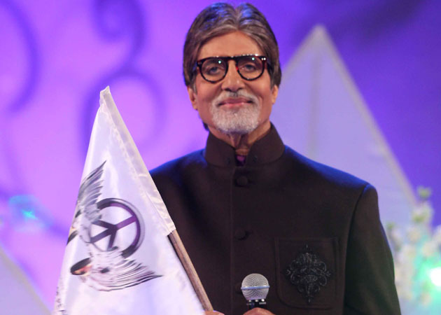 Amitabh Bachchan fasts Anna-style in <i>Satyagraha</i>