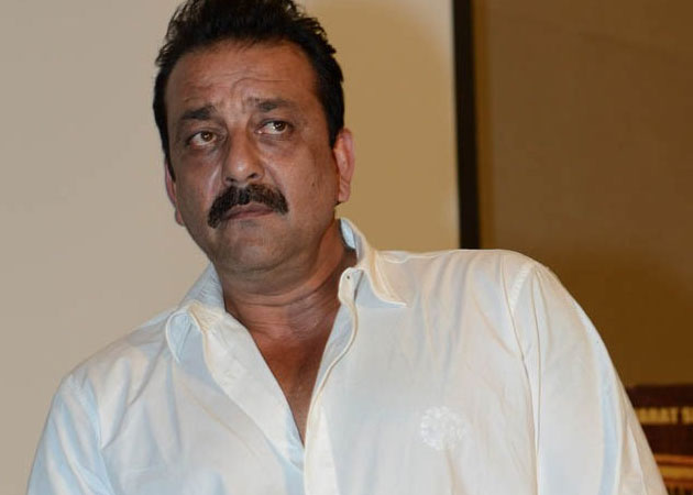 Sanjay Dutt continues shooting despite leg injury 