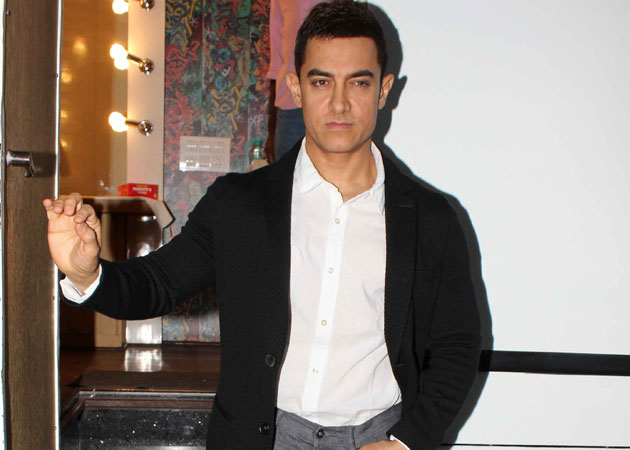 Aamir Khan delays <i>Dhoom 3</i> shoot for <i>Peekay</i>