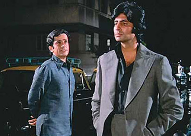 Shashi Kapoor appeared small before Big B in <i>Deewar</i>: poet