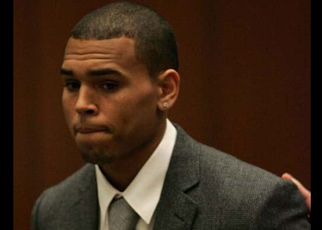 Chris Brown throws bodyguard off plane?