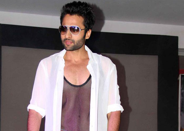 Jackky Bhagnani launches <I>desi Gangnam</i> song in Dharavi