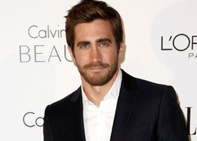 Jake Gyllenhaal in dating swimsuit model Emily DiDonato