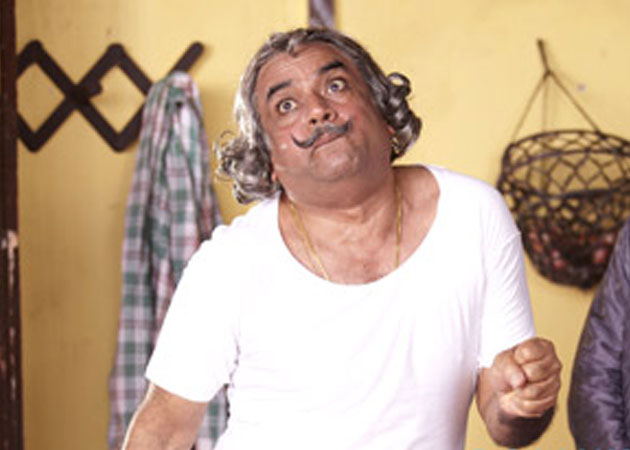 Paresh Rawal break dances in <i>Himmatwala</i>