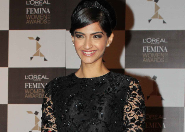 Sonam Kapoor takes Rekha's blessings for <i>Khubsoorat</i> shoot