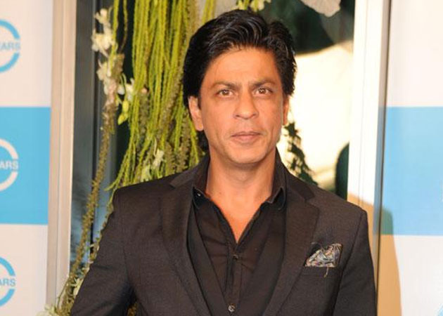  Shah Rukh Khan rides a bike on <i>Chennai Express</i> set